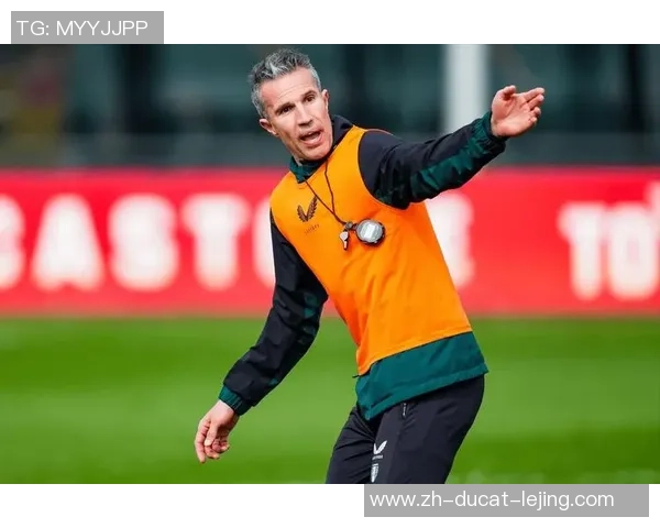 欧联3-4：42岁范佩西率荷甲第2遭罗甲第9绝杀，95分钟丢球酿悲惨剧